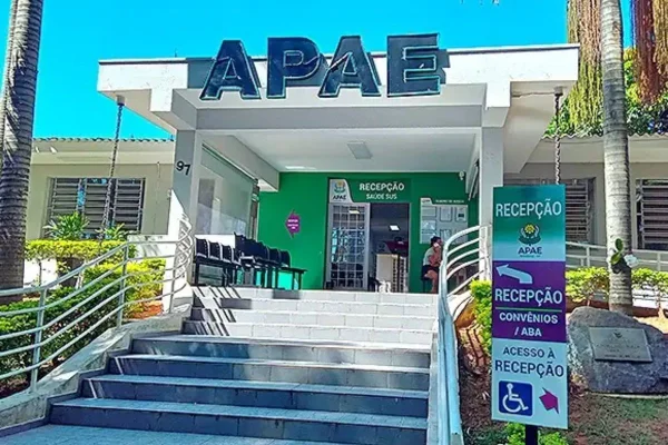 Foto colorida da fachada da Apae de Americana, no interior de São Paulo.