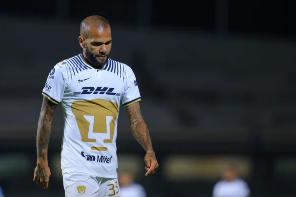 Daniel Alves cabisbaixo