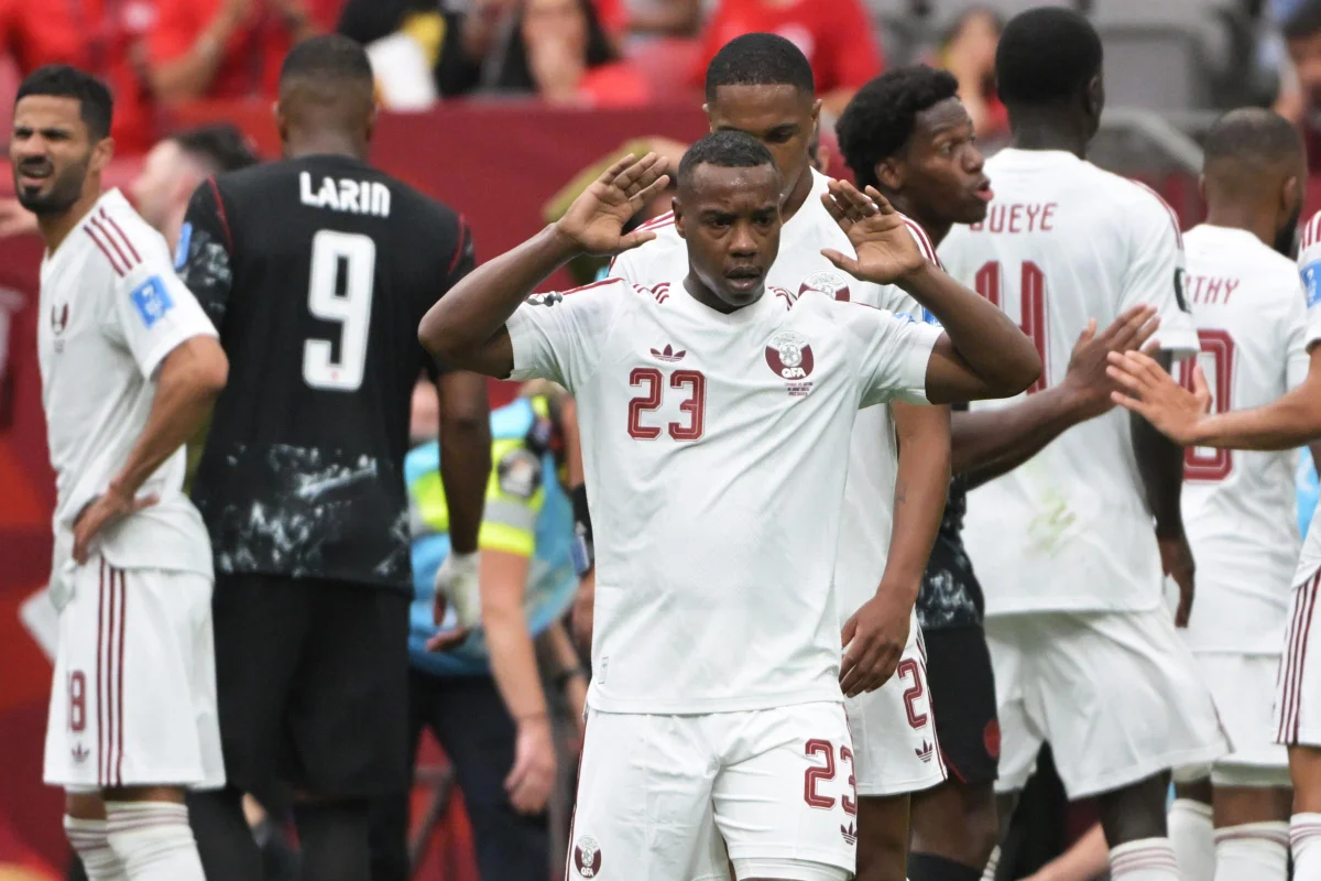 Jogadores se desesperaram após Koné, do Canadá, quebrar a perna; fotos - imagem 5 Jogadores se desesperaram após Koné, do Canadá, quebrar a perna; fotos - imagem 5