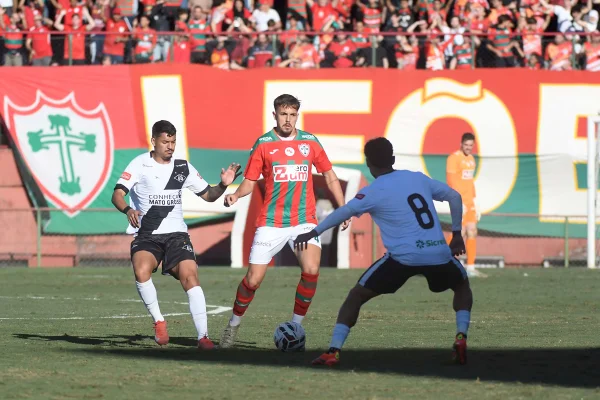 Disputa de bola entre jogadores da Portuguesa SP e Mixto na Série D