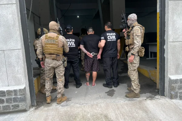 Imagem colorida de agentes do GOE, da Polícia Civil de São Paulo, prendendo líder do PCC em Minas Gerais. - Metrópoles