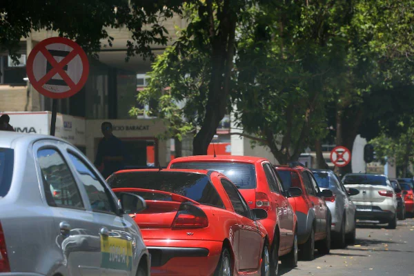 Rua com carros