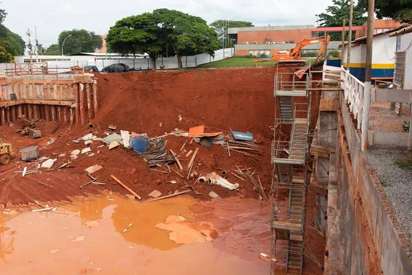 Cratera: Novacap aponta desvio irregular em tubulação da obra