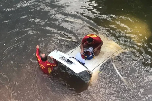 Vídeo: carro despenca de ponte com mulher dentro na BR-070
