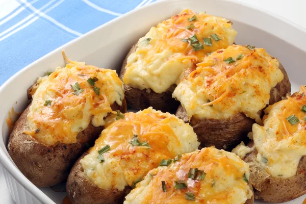 Batata assada recheada com frango cremoso para qualquer refeição