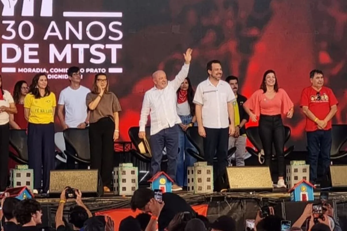 O presidente Luiz Inácio Lula da Silva (PT) em evento de comemoração dos 30 anos do Movimento dos Trabalhadores Sem-Teto (MTST) O presidente Luiz Inácio Lula da Silva (PT) em evento de comemoração dos 30 anos do Movimento dos Trabalhadores Sem-Teto (MTST)