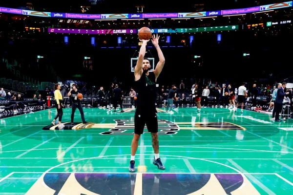 Jayson Tatum #0 do Boston Celtics aquece antes de jogo contra o Cleveland Cavaliers na NBA Cup