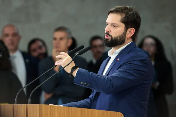 Presidente Lula e o mandatário do Chile, Gabriel Boric, participam de cerimônia de assinatura de atos no Palácio do Planalto Metrópoles