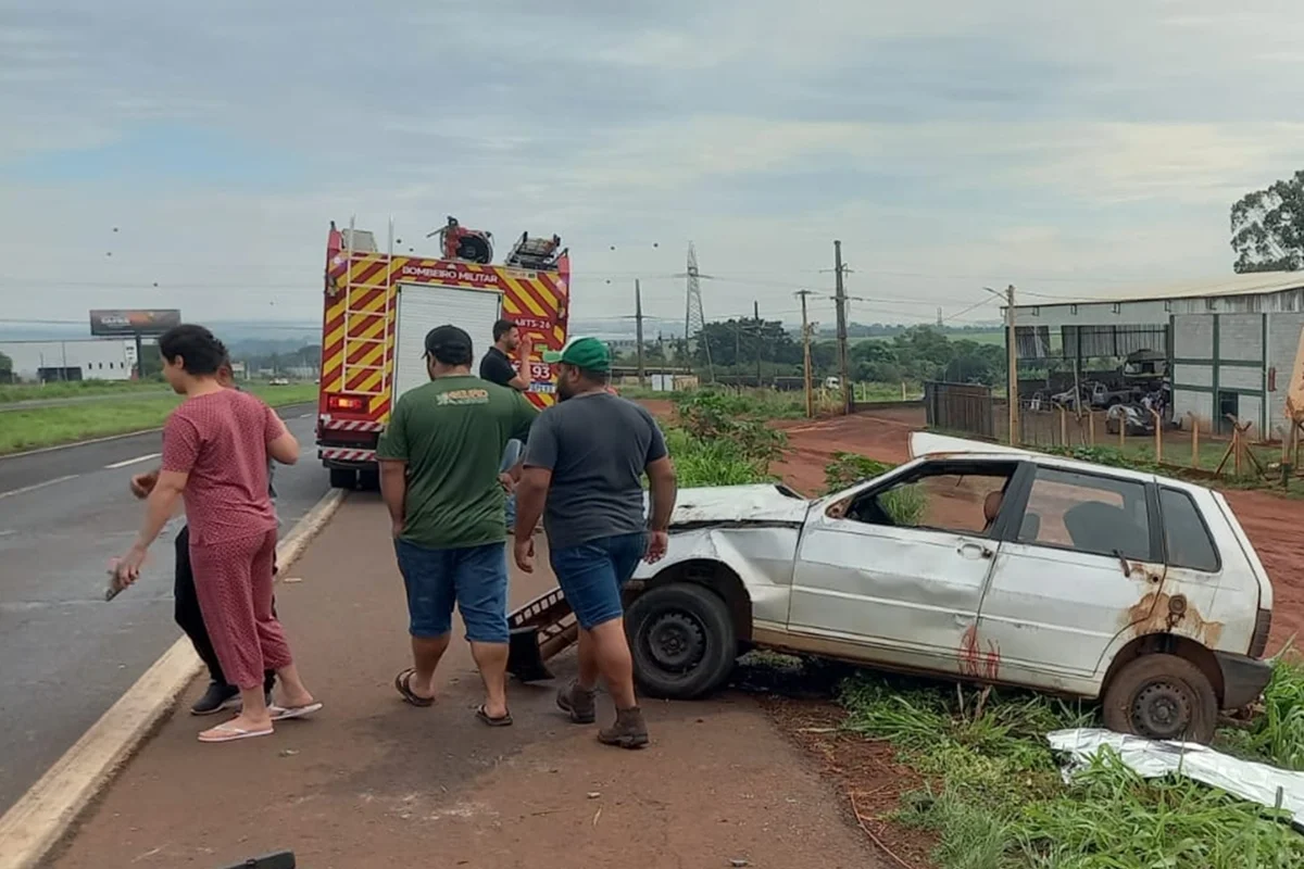 Jovem de 18 anos morre ao ser arremessado de carro em capotamento na BR-060 - imagem 1 Jovem de 18 anos morre ao ser arremessado de carro em capotamento na BR-060 - imagem 1