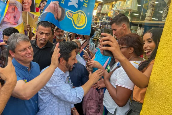 Imagem colorida mostra Ricardo Nunes em campanha - Metrópoles