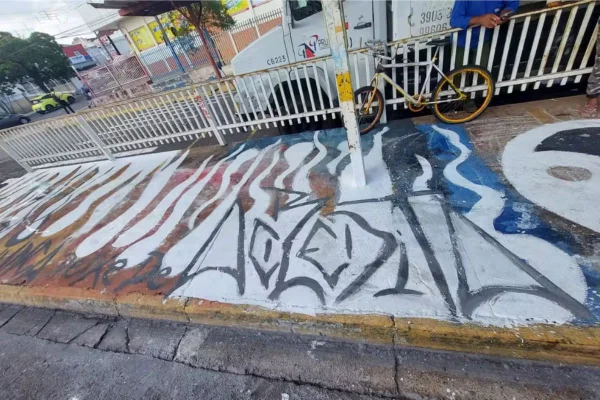Imagem colorida mostra pintura no chão do terminal de ônibus de Presidente Prudente - Metrópoles