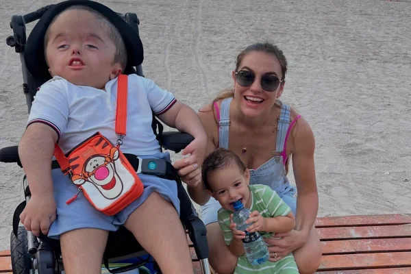 "Formiguinha", diz nora de Ratinho ao mostrar o filho comendo doce - Metrópoles
