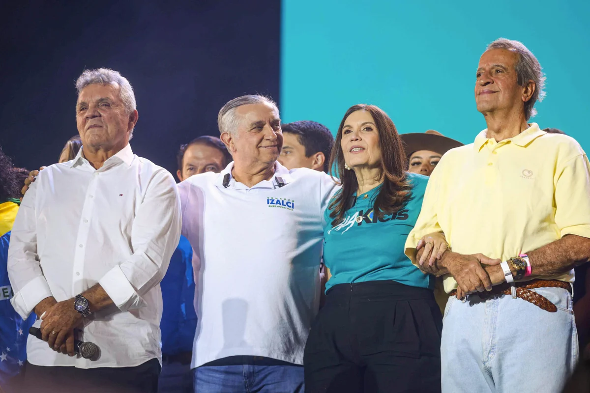 PL lança candidatura de Bia Kicis ao Senado pelo DF. Bia posa ao lado de Valdemar, Izalci e Alberto Fraga PL lança candidatura de Bia Kicis ao Senado pelo DF. Bia posa ao lado de Valdemar, Izalci e Alberto Fraga