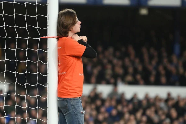Em protesto, torcedor se prende a trave em jogo da Premier League