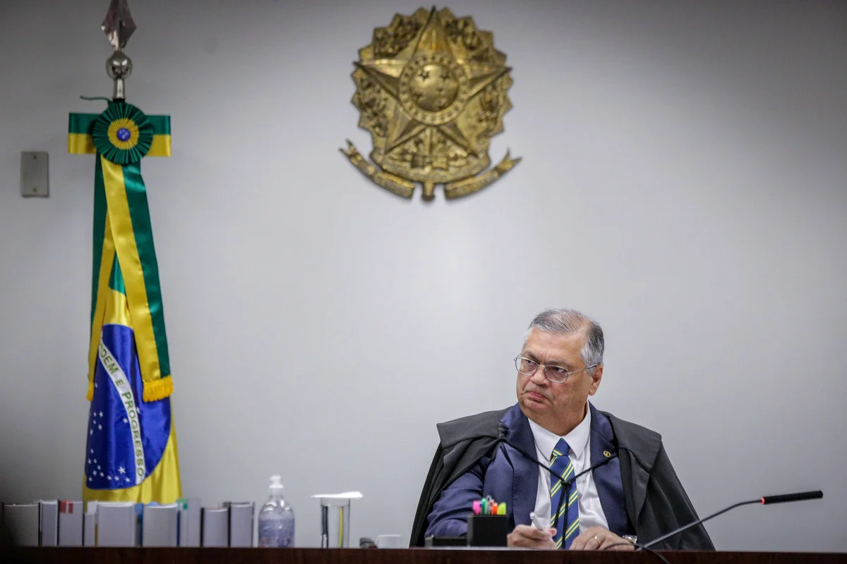 A Primeira Turma do Supremo Tribunal Federal (STF) retomou, na manhã desta terça-feira (21/10), o julgamento do núcleo 4, conhecido como o grupo de desinformação, no âmbito do processo referente à tentativa de golpe de Estado após as eleições de 2022. No total, são sete réus acusados pela Procuradoria-Geral da República (PGR) de propagar notícias falsas sobre as urnas eletrônicas. A Primeira Turma do Supremo Tribunal Federal (STF) retomou, na manhã desta terça-feira (21/10), o julgamento do núcleo 4, conhecido como o grupo de desinformação, no âmbito do processo referente à tentativa de golpe de Estado após as eleições de 2022. No total, são sete réus acusados pela Procuradoria-Geral da República (PGR) de propagar notícias falsas sobre as urnas eletrônicas.