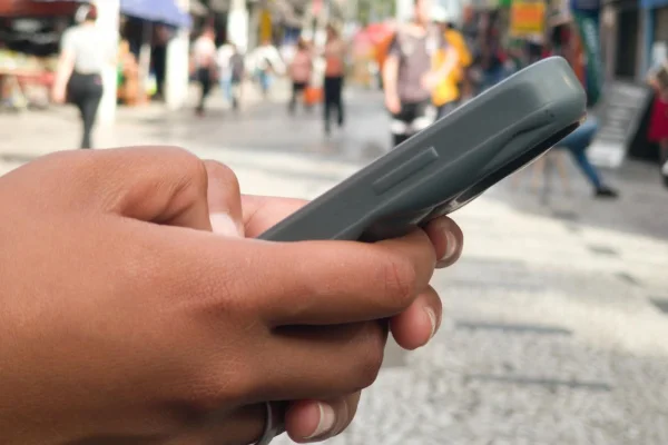 Imagem mostra celular na rua em São Paulo - Metrópoles
