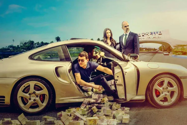 Imagem de um homem saindo de um carro com muito dinheiro no chão, maço de notas, enquanto dois personagens olham atrás. Faz partedo filme O entregador, da Netflix