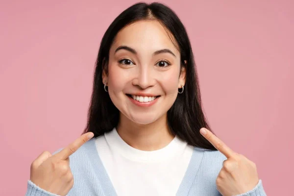 Clareamento dental caseiro, mulher sorrindo