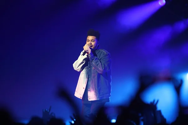 No Rio, The Weeknd passa a virada na areia da praia de Copacabana