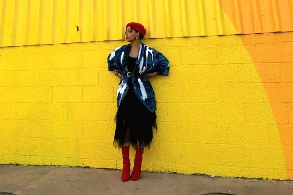 Na imagem com cor, mulher possa para fotos com looks fashionistas - Metrópoles