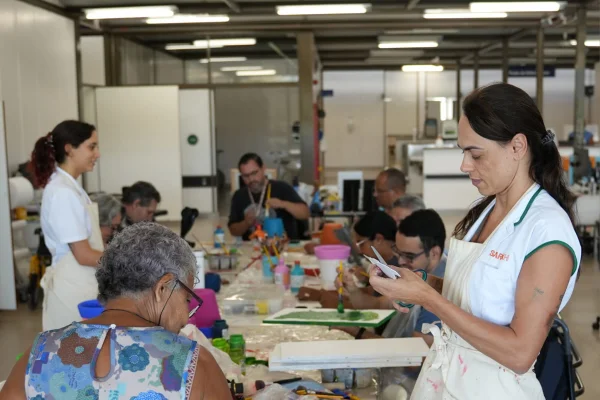 Foto de oficina artística na Rede Sarah - Arteterapia: conheça projeto da Rede Sarah que une arte e reabilitação