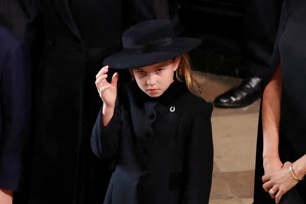 Gesto da princesa Charlotte em funeral entrega sentimentos pela rainha