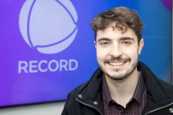 João Liberato renova contrato com a Record; saiba detalhes