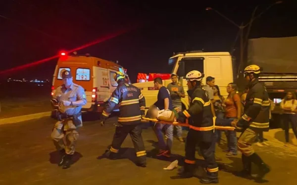 Equipe do Corpo de Bombeiros socorre estudantes feridos em acidente entre ônibus e carreta em Itumbiara, Goiás