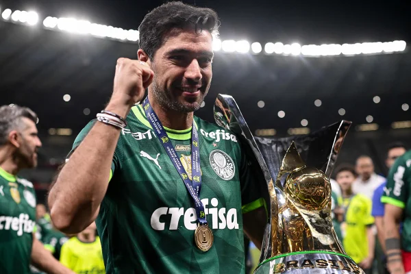Foto colorida mostra o técnico Abel Ferreira, do Palmeiras, comemorando título