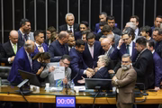 Bolsonaristas bloqueiam cadeira de Hugo Motta ao pedir anistia