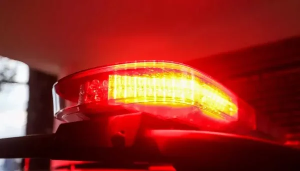 sirene com luz vermelha de veículo da polícia