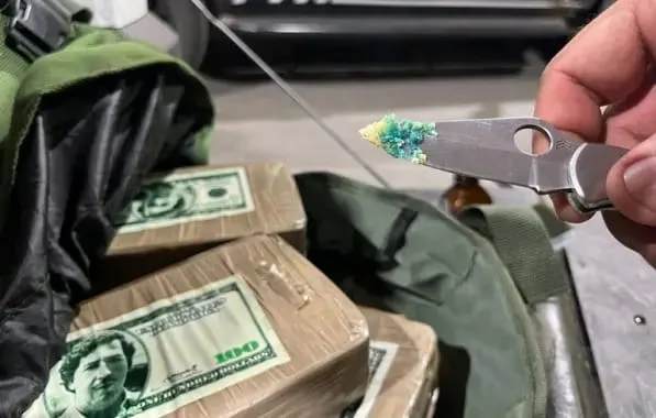 PRF apreende 106 kg de cocaína com foto de Pablo Escobar na Bahia