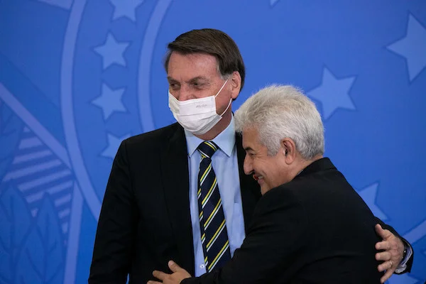 “Não pode ficar comprando se você pode produzir aqui”, diz Bolsonaro sobre vacina