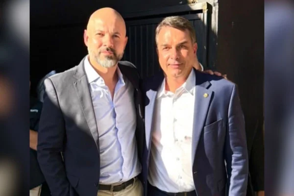 Rodrigo Cassol e Flávio Bolsonaro (PL)