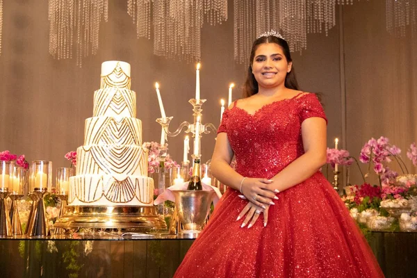 Palácio libanês: festa de 15 anos de Sofia Sleiman agita Unique Palace