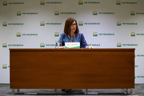 Imagem colorida da presidente da Petrobras, Magda Chambriard - Metrópoles