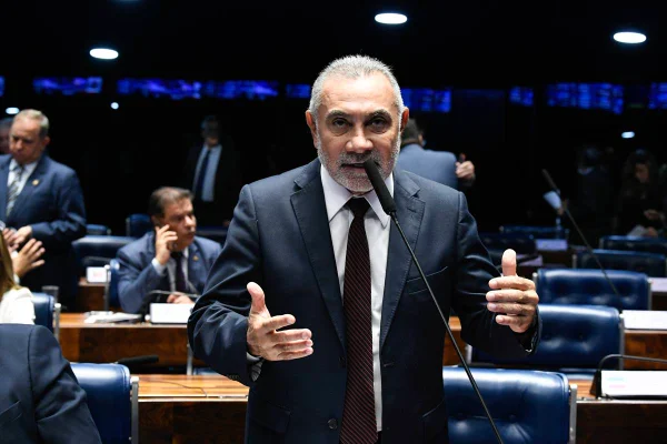 Ex-senador preso por crime sexual contra a filha deixa a prisão