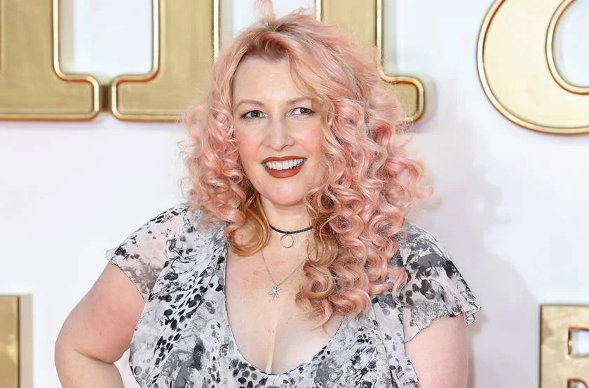 Jane Goldman será a responsável por The Long Night. Ela tem em seu currículo roteiros de vários filmes marcantes da cultura pop atual, como as franquias Kingsman e Kick-Ass. Também escreveu Primeira Classe (2011) e Dias de um Futuro Esquecido (2014), da saga X-Men, e O Lar das Crianças Peculiares (2016), mais recente longa de Tim Burton Jane Goldman será a responsável por The Long Night. Ela tem em seu currículo roteiros de vários filmes marcantes da cultura pop atual, como as franquias Kingsman e Kick-Ass. Também escreveu Primeira Classe (2011) e Dias de um Futuro Esquecido (2014), da saga X-Men, e O Lar das Crianças Peculiares (2016), mais recente longa de Tim Burton