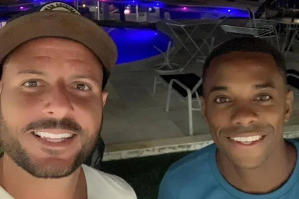 Imagem colorida do Fabio Galan e o ex-jogador Robinho