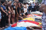 Corpos enfileirados na Praça São Lucas