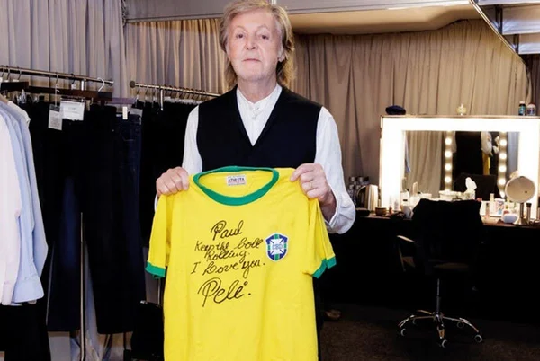 Paul McCartney segurando camisa do Brasil - Metrópoles