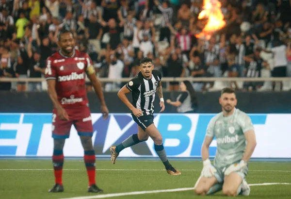 Tiquinho faz 2, Botafogo bate Fortaleza e segue líder do Brasileirão