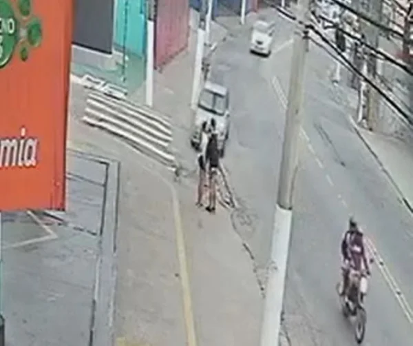 foto colorida mostra casal se beijando em calçada do Capão Redondo momentos antes de ser atropelado - Metrópoles