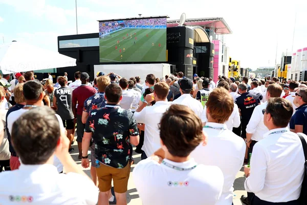Torcedores assistindo jogo em telão