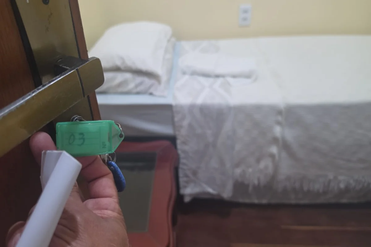 Pousada clandestina instalada em área residencial da Asa Sul foi interditada após descumprir determinação de encerramento das atividades Pousada clandestina instalada em área residencial da Asa Sul foi interditada após descumprir determinação de encerramento das atividades