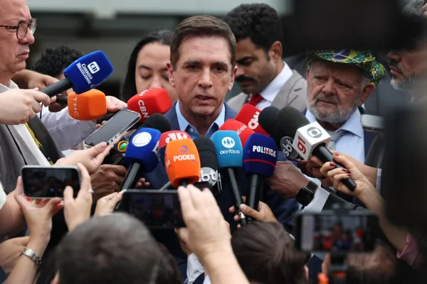 O médico Brasil Caiado concede coletiva de imprensa nesta quarta-feira