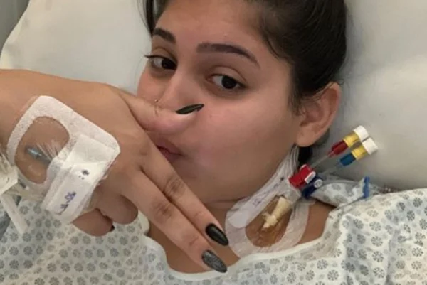 Foto colorida da estudante Yamo Sartori que tem diabetes tipo 1 - Metrópoles