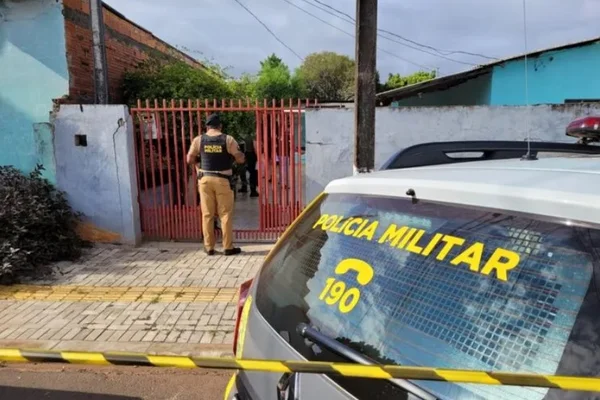 Imagem colorida: viatura da PM estacionada em frente à casa - Metrópoles