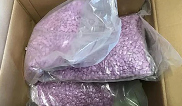 Casal encomenda roupas na web e recebe 25 mil comprimidos de ecstasy