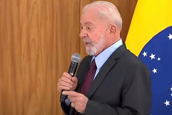 Lula participa de café da manhã com jornalistas